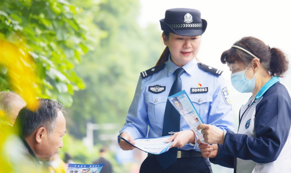从蘸水笔到一站式服务，红城户籍民警跑赢便民接力赛！